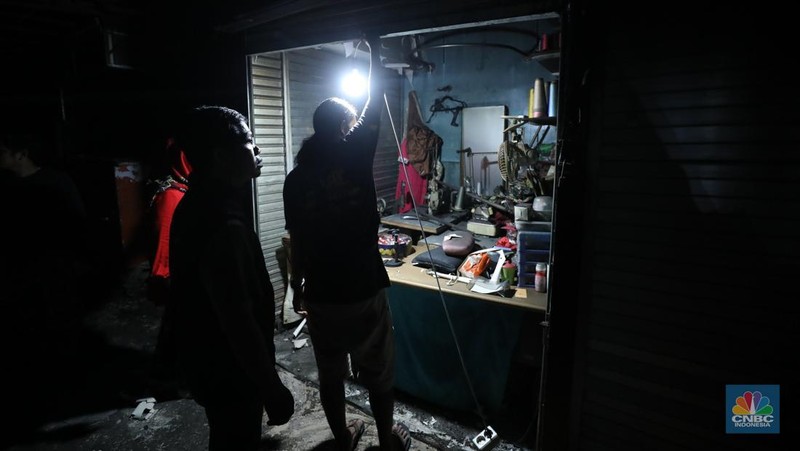 Sejumlah pedagang memeriksa sisa-sisa barang yang masih bisa digunakan setelah kebakaran melanda Pasar Kebon Kembang, Bogor, Jawa Barat, Rabu (25/6/2025). (CNBC Indonesia/Tri Susilo)
