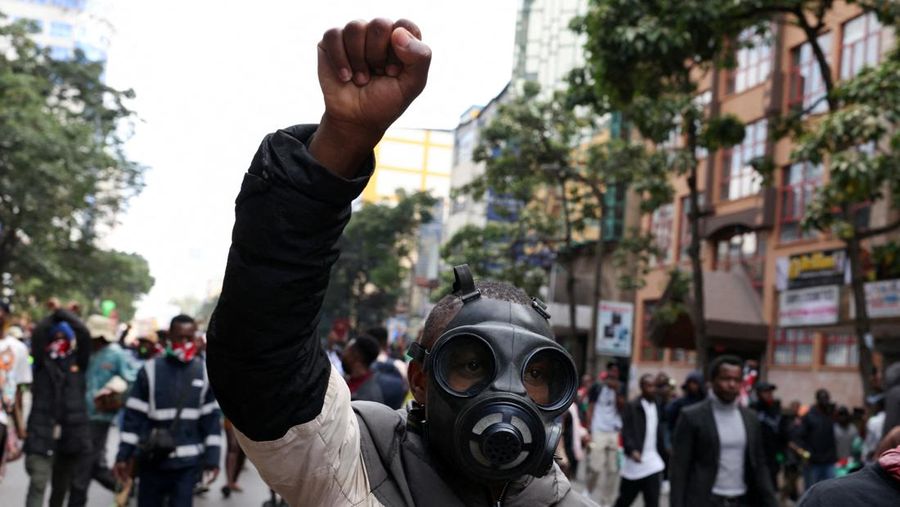 Asap mengepul saat para pengunjuk rasa berpartisipasi dalam demonstrasi untuk menandai peringatan pertama protes antipemerintah tahun 2024 yang menewaskan lebih dari 60 orang dan menuai kecaman luas atas penggunaan kekuatan oleh badan keamanan, di Nairobi, Kenya, 25 Juni 2025. Asap mengepul saat para pengunjuk rasa berpartisipasi dalam demonstrasi untuk menandai peringatan pertama protes antipemerintah tahun 2024 yang menewaskan lebih dari 60 orang dan menuai kecaman luas atas penggunaan kekuatan oleh badan keamanan, di Nairobi, Kenya, 25 Juni 2025. (REUTERS/Monicah Mwangi)