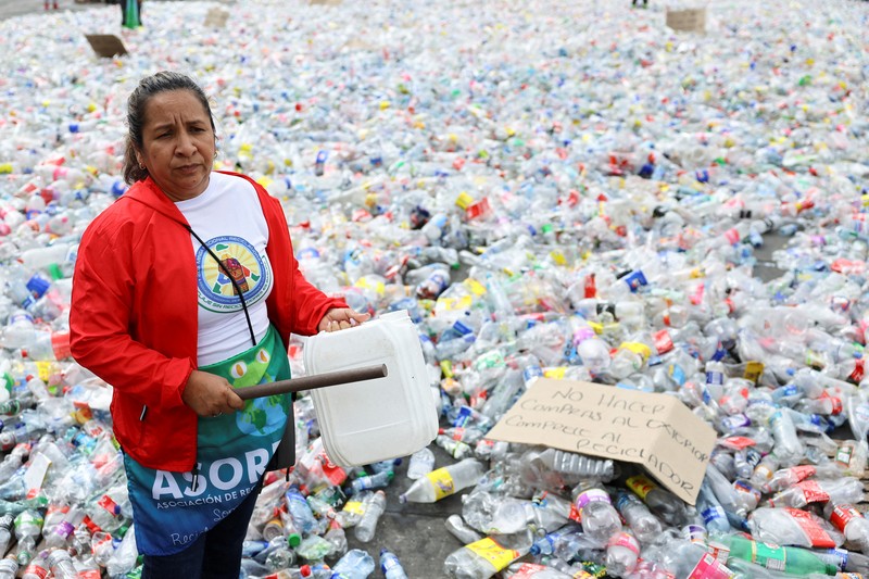 Bahan yang dapat didaur ulang terletak di Plaza de Bolivar, saat para pendaur ulang memprotes penurunan harga bahan daur ulang, di Bogota, Kolombia, 24 Juni 2025. Bahan yang dapat didaur ulang terletak di Plaza de Bolivar, saat para pendaur ulang memprotes penurunan harga bahan daur ulang, di Bogota, Kolombia, 24 Juni 2025. (REUTERS/Luisa Gonzalez)