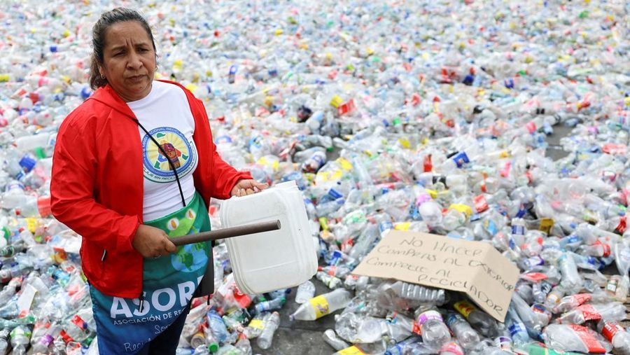Bahan yang dapat didaur ulang terletak di Plaza de Bolivar, saat para pendaur ulang memprotes penurunan harga bahan daur ulang, di Bogota, Kolombia, 24 Juni 2025. Bahan yang dapat didaur ulang terletak di Plaza de Bolivar, saat para pendaur ulang memprotes penurunan harga bahan daur ulang, di Bogota, Kolombia, 24 Juni 2025. (REUTERS/Luisa Gonzalez)