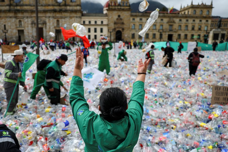 Bahan yang dapat didaur ulang terletak di Plaza de Bolivar, saat para pendaur ulang memprotes penurunan harga bahan daur ulang, di Bogota, Kolombia, 24 Juni 2025. Bahan yang dapat didaur ulang terletak di Plaza de Bolivar, saat para pendaur ulang memprotes penurunan harga bahan daur ulang, di Bogota, Kolombia, 24 Juni 2025. (REUTERS/Luisa Gonzalez)
