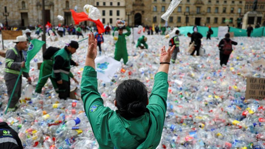 Bahan yang dapat didaur ulang terletak di Plaza de Bolivar, saat para pendaur ulang memprotes penurunan harga bahan daur ulang, di Bogota, Kolombia, 24 Juni 2025. Bahan yang dapat didaur ulang terletak di Plaza de Bolivar, saat para pendaur ulang memprotes penurunan harga bahan daur ulang, di Bogota, Kolombia, 24 Juni 2025. (REUTERS/Luisa Gonzalez)