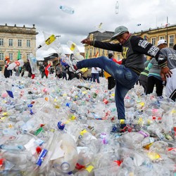 Lautan Sampah Penuhi Lapangan Kota, Pendaur Ulang Tuntut Dihargai