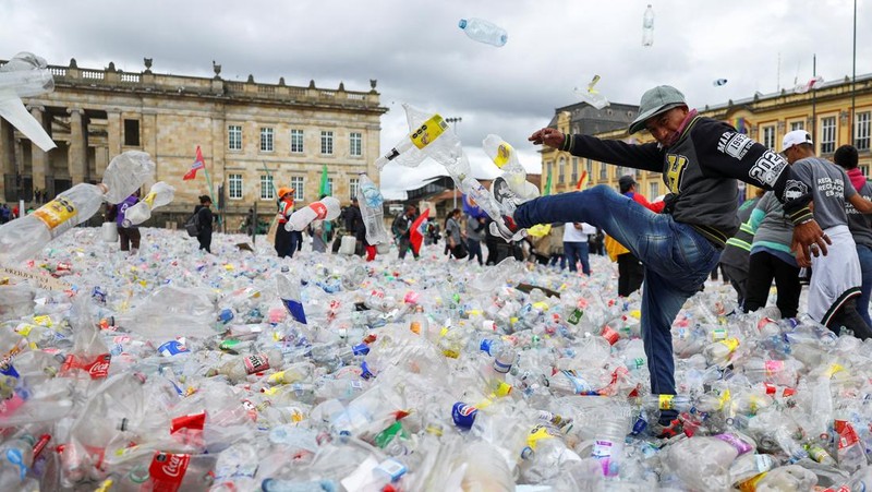 Bahan yang dapat didaur ulang terletak di Plaza de Bolivar, saat para pendaur ulang memprotes penurunan harga bahan daur ulang, di Bogota, Kolombia, 24 Juni 2025. (REUTERS/Luisa Gonzalez)