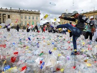 Lautan Sampah Penuhi Lapangan Kota, Pendaur Ulang Tuntut Dihargai