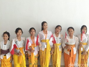 Antusiasnya Siswa SD Sambut Kedatangan Prabowo di Bali Hari Ini