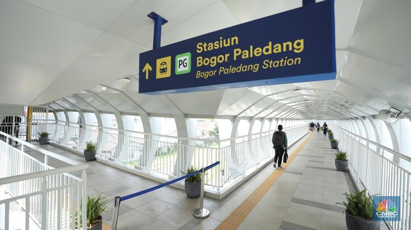 Skybridge atau jembatan penghubung antara Stasiun Bogor - Paledang, Jawa Barat, Rabu (25/6/2025). (CNBC Indonesia/Tri Susilo)
