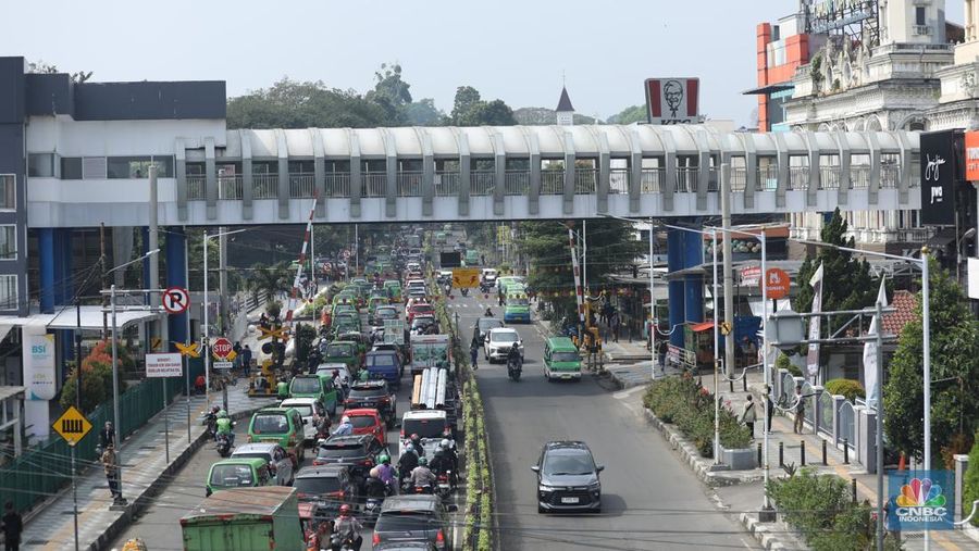 Skybridge atau jembatan penghubung antara Stasiun Bogor - Paledang, Jawa Barat, Rabu (25/6/2025). (CNBC Indonesia/Tri Susilo)