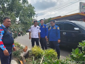 Pemotor di Palembang Tabrak Pohon hingga Pingsan, Diselamatkan Damkar