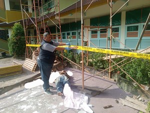Buruh Palembang Tewas Terjatuh dari Ketinggian Saat Mengecat Bangunan Sekolah