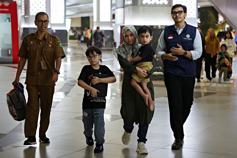 WNI yang dievakuasi dari Iran tiba di Bandara Internasional Soekarno Hatta, di tengah konflik Israel-Iran, di Tangerang dekat Jakarta, Indonesia, 24 Juni 2025. WNI yang dievakuasi dari Iran tiba di Bandara Internasional Soekarno Hatta, di tengah konflik Israel-Iran, di Tangerang dekat Jakarta, Indonesia, 24 Juni 2025. (REUTERS/Ajeng Dinar Ulfiana)