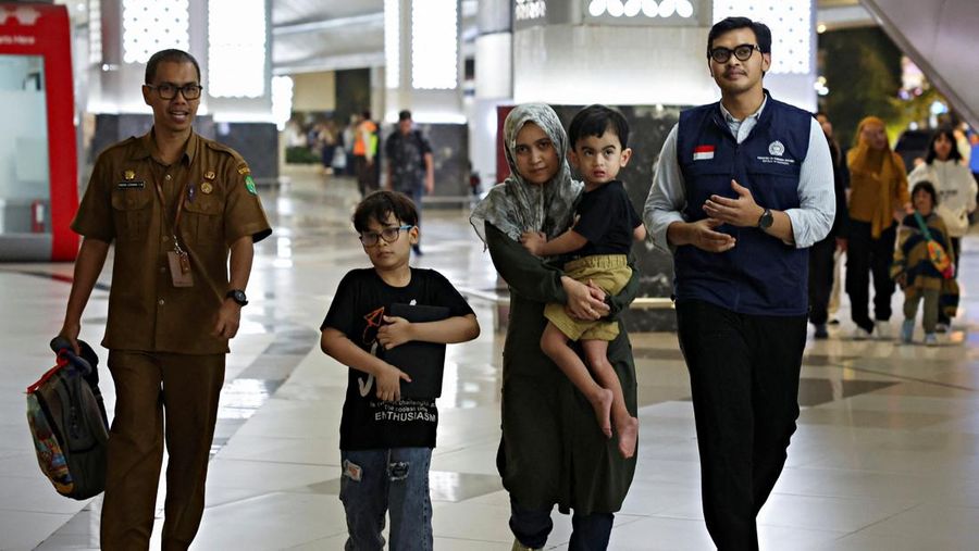 WNI yang dievakuasi dari Iran tiba di Bandara Internasional Soekarno Hatta, di tengah konflik Israel-Iran, di Tangerang dekat Jakarta, Indonesia, 24 Juni 2025. (REUTERS/Ajeng Dinar Ulfiana)