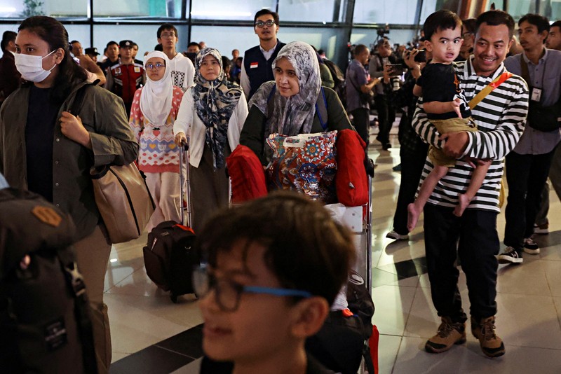 WNI yang dievakuasi dari Iran tiba di Bandara Internasional Soekarno Hatta, di tengah konflik Israel-Iran, di Tangerang dekat Jakarta, Indonesia, 24 Juni 2025. (REUTERS/Ajeng Dinar Ulfiana)