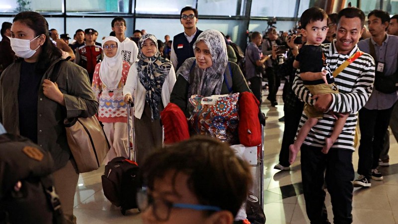 WNI yang dievakuasi dari Iran tiba di Bandara Internasional Soekarno Hatta, di tengah konflik Israel-Iran, di Tangerang dekat Jakarta, Indonesia, 24 Juni 2025. (REUTERS/Ajeng Dinar Ulfiana)
