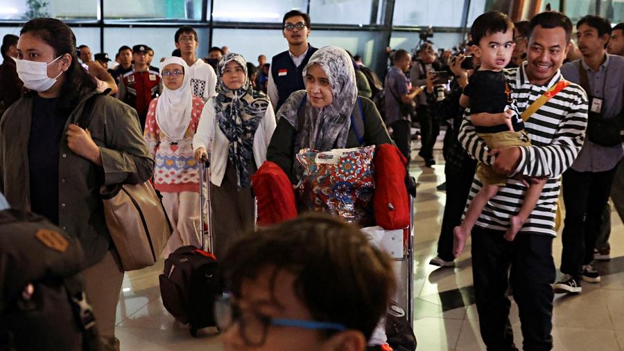 WNI yang dievakuasi dari Iran tiba di Bandara Internasional Soekarno Hatta, di tengah konflik Israel-Iran, di Tangerang dekat Jakarta, Indonesia, 24 Juni 2025. WNI yang dievakuasi dari Iran tiba di Bandara Internasional Soekarno Hatta, di tengah konflik Israel-Iran, di Tangerang dekat Jakarta, Indonesia, 24 Juni 2025. (REUTERS/Ajeng Dinar Ulfiana)