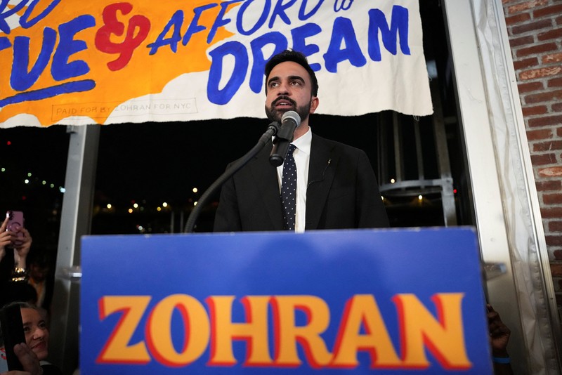 Zohran Mamdani bereaksi saat berjalan selama pesta pengawasan untuk pemilihan pendahuluan, yang mencakup upayanya untuk menjadi kandidat Demokrat untuk wali kota New York City dalam pemilihan November 2025 mendatang, di New York City, AS, 25 Juni 2025. Zohran Mamdani bereaksi saat berjalan selama pesta pengawasan untuk pemilihan pendahuluan, yang mencakup upayanya untuk menjadi kandidat Demokrat untuk wali kota New York City dalam pemilihan November 2025 mendatang, di New York City, AS, 25 Juni 2025. (REUTERS/David 'Dee' Delgado)