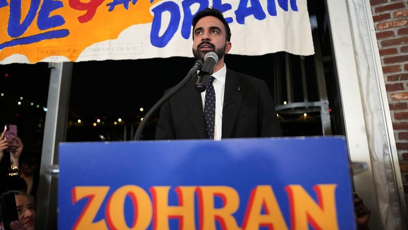 Zohran Mamdani bereaksi saat berjalan selama pesta pengawasan untuk pemilihan pendahuluan, yang mencakup upayanya untuk menjadi kandidat Demokrat untuk wali kota New York City dalam pemilihan November 2025 mendatang, di New York City, AS, 25 Juni 2025. (REUTERS/David 'Dee' Delgado)