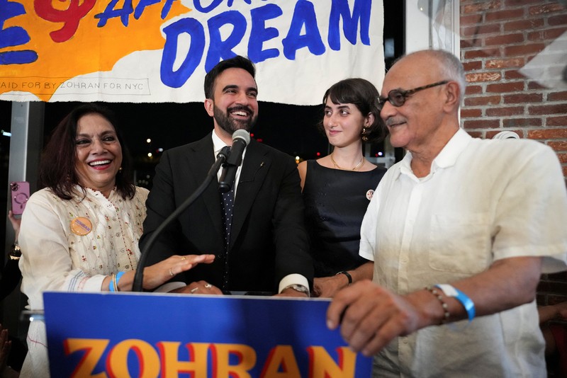Zohran Mamdani bereaksi saat berjalan selama pesta pengawasan untuk pemilihan pendahuluan, yang mencakup upayanya untuk menjadi kandidat Demokrat untuk wali kota New York City dalam pemilihan November 2025 mendatang, di New York City, AS, 25 Juni 2025. Zohran Mamdani bereaksi saat berjalan selama pesta pengawasan untuk pemilihan pendahuluan, yang mencakup upayanya untuk menjadi kandidat Demokrat untuk wali kota New York City dalam pemilihan November 2025 mendatang, di New York City, AS, 25 Juni 2025. (REUTERS/David 'Dee' Delgado)