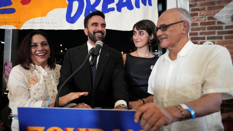 Zohran Mamdani bereaksi saat berjalan selama pesta pengawasan untuk pemilihan pendahuluan, yang mencakup upayanya untuk menjadi kandidat Demokrat untuk wali kota New York City dalam pemilihan November 2025 mendatang, di New York City, AS, 25 Juni 2025. (REUTERS/David 'Dee' Delgado)