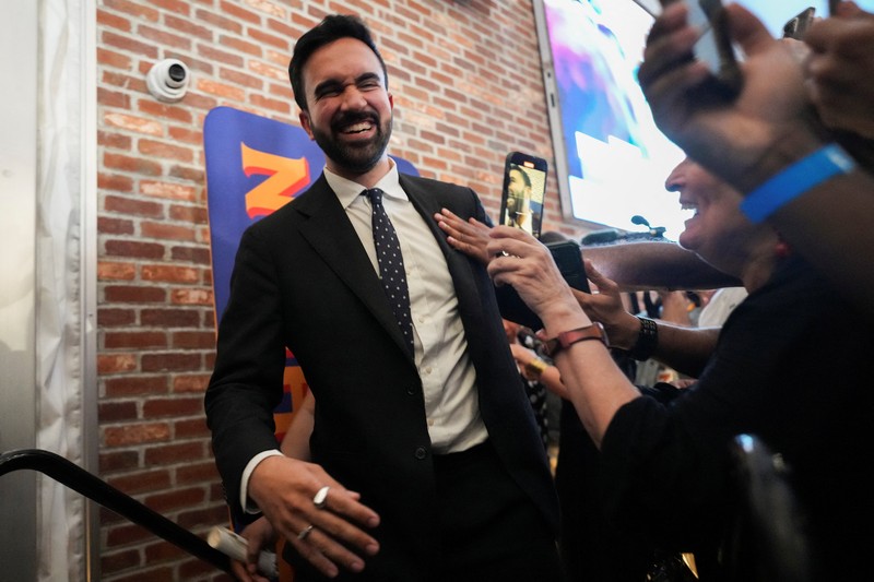 Zohran Mamdani bereaksi saat berjalan selama pesta pengawasan untuk pemilihan pendahuluan, yang mencakup upayanya untuk menjadi kandidat Demokrat untuk wali kota New York City dalam pemilihan November 2025 mendatang, di New York City, AS, 25 Juni 2025. (REUTERS/David 'Dee' Delgado)