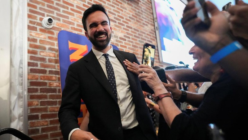 Zohran Mamdani bereaksi saat berjalan selama pesta pengawasan untuk pemilihan pendahuluan, yang mencakup upayanya untuk menjadi kandidat Demokrat untuk wali kota New York City dalam pemilihan November 2025 mendatang, di New York City, AS, 25 Juni 2025. (REUTERS/David 'Dee' Delgado)
