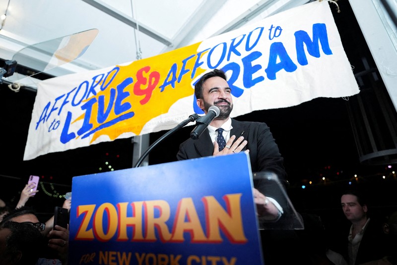 Zohran Mamdani bereaksi saat berjalan selama pesta pengawasan untuk pemilihan pendahuluan, yang mencakup upayanya untuk menjadi kandidat Demokrat untuk wali kota New York City dalam pemilihan November 2025 mendatang, di New York City, AS, 25 Juni 2025. (REUTERS/David 'Dee' Delgado)