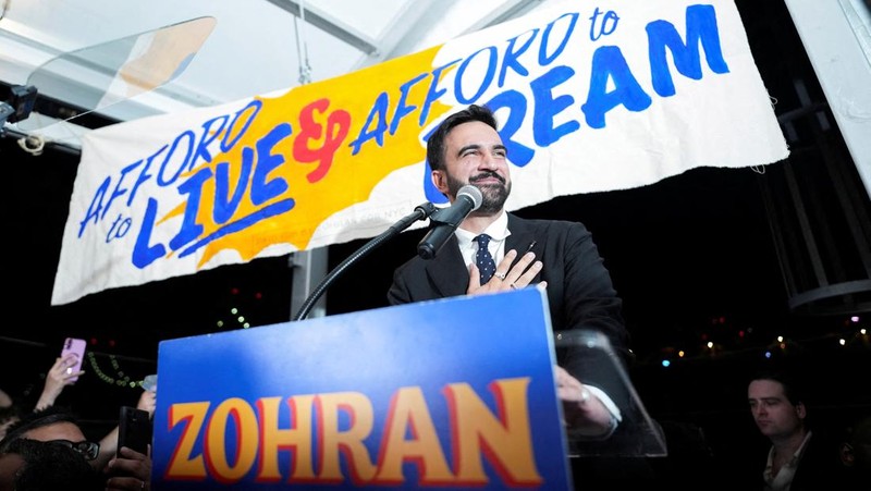 Zohran Mamdani bereaksi saat berjalan selama pesta pengawasan untuk pemilihan pendahuluan, yang mencakup upayanya untuk menjadi kandidat Demokrat untuk wali kota New York City dalam pemilihan November 2025 mendatang, di New York City, AS, 25 Juni 2025. (REUTERS/David 'Dee' Delgado)