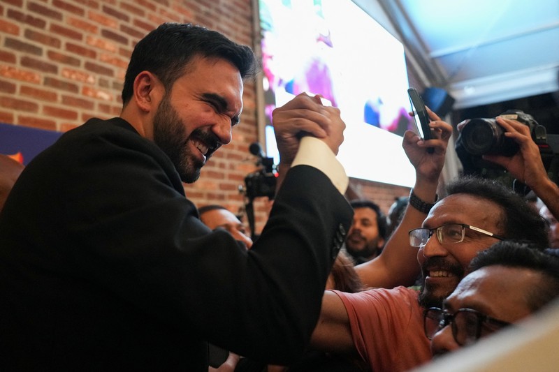 Zohran Mamdani bereaksi saat berjalan selama pesta pengawasan untuk pemilihan pendahuluan, yang mencakup upayanya untuk menjadi kandidat Demokrat untuk wali kota New York City dalam pemilihan November 2025 mendatang, di New York City, AS, 25 Juni 2025. (REUTERS/David 'Dee' Delgado)