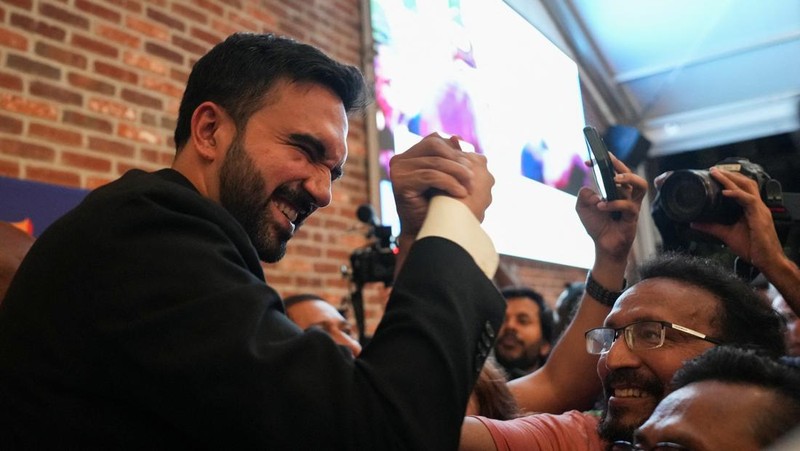 Zohran Mamdani bereaksi saat berjalan selama pesta pengawasan untuk pemilihan pendahuluan, yang mencakup upayanya untuk menjadi kandidat Demokrat untuk wali kota New York City dalam pemilihan November 2025 mendatang, di New York City, AS, 25 Juni 2025. (REUTERS/David 'Dee' Delgado)