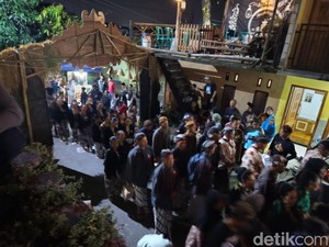 Malam 1 Suro di Gunung Tidar Magelang, Warga Berebut Gunungan