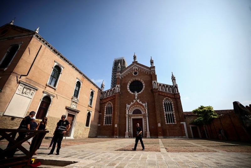 Jeff Bezos dan Lauren Sanchez menaiki perahu saat meninggalkan hotel Aman Venice, menjelang pernikahan mereka yang direncanakan, di Venesia, Italia, 25 Juni 2025. Jeff Bezos dan Lauren Sanchez menaiki perahu saat meninggalkan hotel Aman Venice, menjelang pernikahan mereka yang direncanakan, di Venesia, Italia, 25 Juni 2025. (REUTERS/Guglielmo Mangiapane)