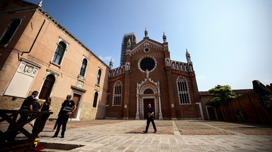 Jeff Bezos dan Lauren Sanchez menaiki perahu saat meninggalkan hotel Aman Venice, menjelang pernikahan mereka yang direncanakan, di Venesia, Italia, 25 Juni 2025. (REUTERS/Guglielmo Mangiapane)