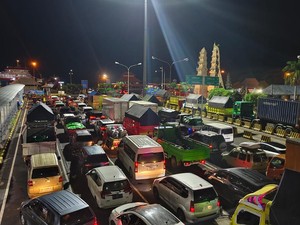 Penyeberangan Selat Bali Tutup 2 Jam, Antrean Kendaraan Mengular di Gilimanuk