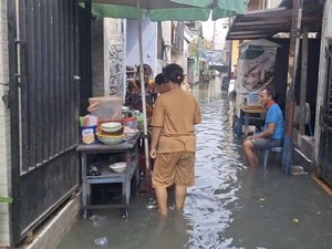 Banjir Rob 50 Cm Rendam Pemukiman Warga di Surabaya