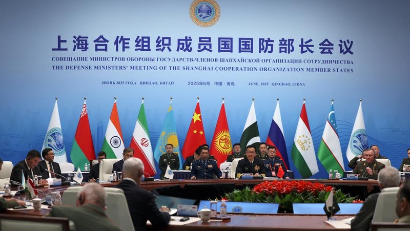 Menteri Pertahanan Tiongkok Dong Jun dan mitranya menghadiri Pertemuan Menteri Pertahanan Organisasi Kerjasama Shanghai (SCO) di Qingdao, provinsi Shandong, Tiongkok pada 26 Juni 2025. REUTERS/Florence Lo