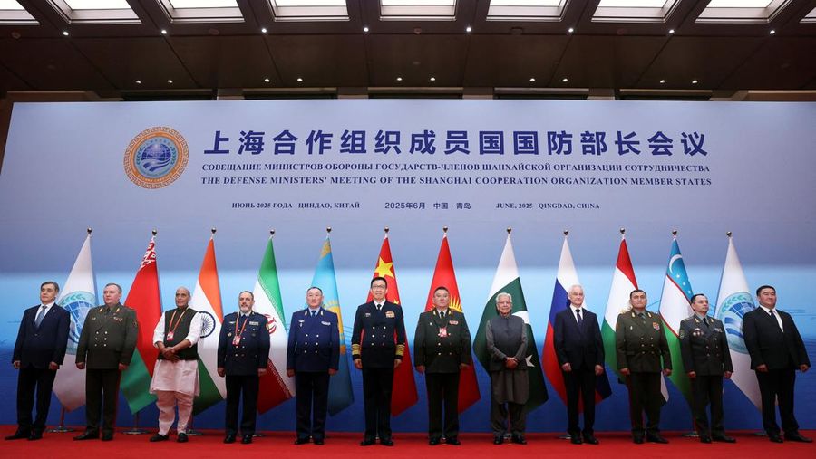 Menteri Pertahanan Tiongkok Dong Jun dan mitranya menghadiri Pertemuan Menteri Pertahanan Organisasi Kerjasama Shanghai (SCO) di Qingdao, provinsi Shandong, Tiongkok pada 26 Juni 2025. REUTERS/Florence Lo
