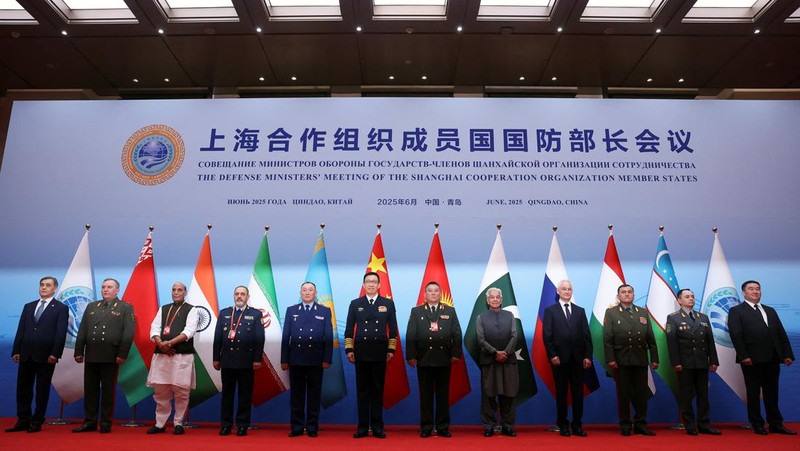 Menteri Pertahanan Tiongkok Dong Jun dan mitranya menghadiri Pertemuan Menteri Pertahanan Organisasi Kerjasama Shanghai (SCO) di Qingdao, provinsi Shandong, Tiongkok pada 26 Juni 2025. REUTERS/Florence Lo