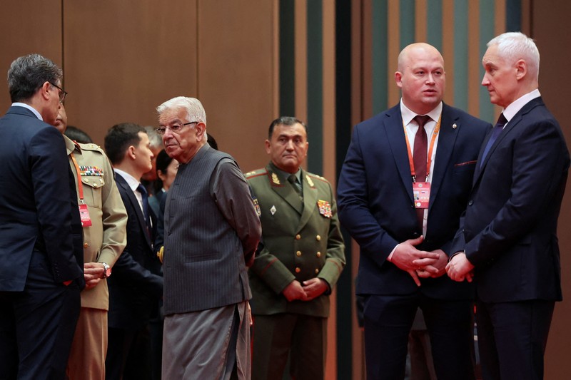 Menteri Pertahanan Tiongkok Dong Jun dan mitranya menghadiri Pertemuan Menteri Pertahanan Organisasi Kerjasama Shanghai (SCO) di Qingdao, provinsi Shandong, Tiongkok pada 26 Juni 2025. REUTERS/Florence Lo