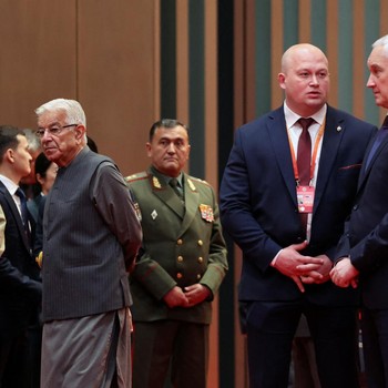 Diam-Diam Menhan Rusia & Iran Bertemu di China, Ini Potretnya