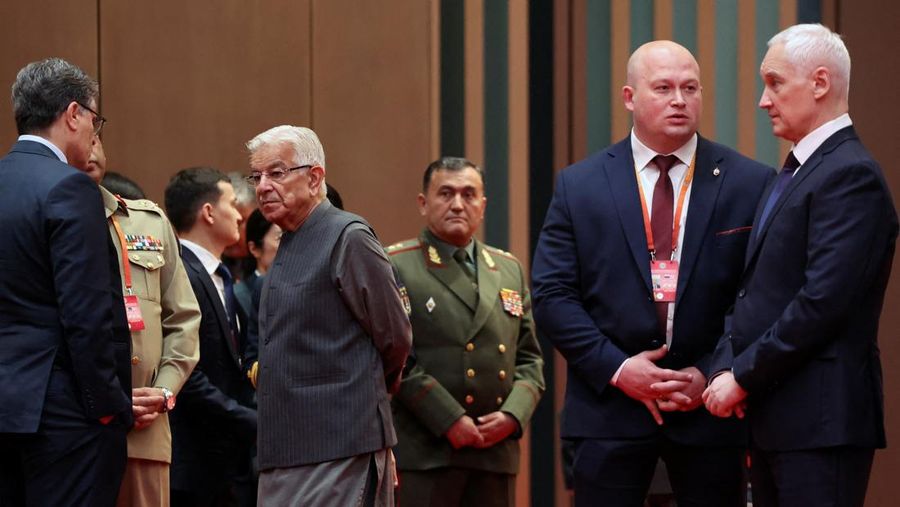 Menteri Pertahanan Tiongkok Dong Jun dan mitranya menghadiri Pertemuan Menteri Pertahanan Organisasi Kerjasama Shanghai (SCO) di Qingdao, provinsi Shandong, Tiongkok pada 26 Juni 2025. REUTERS/Florence Lo