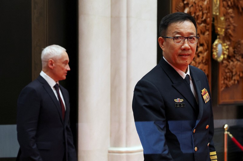 CHINA-SCO/DEFENCE Menteri Pertahanan Tiongkok Dong Jun dan mitranya menghadiri Pertemuan Menteri Pertahanan Organisasi Kerjasama Shanghai (SCO) di Qingdao, provinsi Shandong, Tiongkok pada 26 Juni 2025. REUTERS/Florence Lo