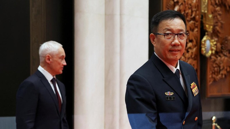 Menteri Pertahanan Tiongkok Dong Jun dan mitranya menghadiri Pertemuan Menteri Pertahanan Organisasi Kerjasama Shanghai (SCO) di Qingdao, provinsi Shandong, Tiongkok pada 26 Juni 2025. REUTERS/Florence Lo