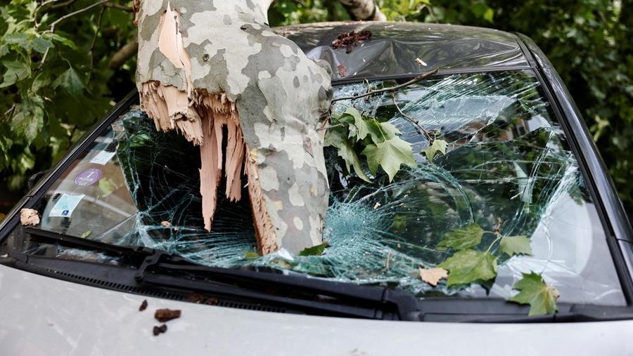 EUROPE-WEATHER/FRANCE Pemandangan cabang-cabang pohon yang patah di atas mobil yang rusak di jalan sehari setelah badai besar melanda Paris, Prancis, 26 Juni 2025. REUTERS/Benoit Tessier
