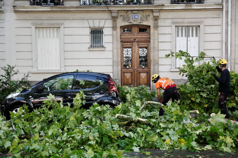 EUROPE-WEATHER/FRANCE Pemandangan cabang-cabang pohon yang patah di atas mobil yang rusak di jalan sehari setelah badai besar melanda Paris, Prancis, 26 Juni 2025. REUTERS/Benoit Tessier