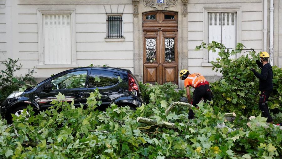 Pemandangan cabang-cabang pohon yang patah di atas mobil yang rusak di jalan sehari setelah badai besar melanda Paris, Prancis, 26 Juni 2025. REUTERS/Benoit Tessier
