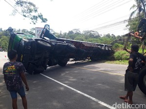Evakuasi Truk Trailer Timpa Mobil Travel di Boyolali Kelar
