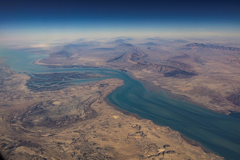 IRAN-NUCLEAR/HORMUZ-STRAIT FOTO FILE: Pemandangan udara pantai Iran dan pulau Qeshm di selat Hormuz, 10 Desember 2023. REUTERS/Stringer/Foto File