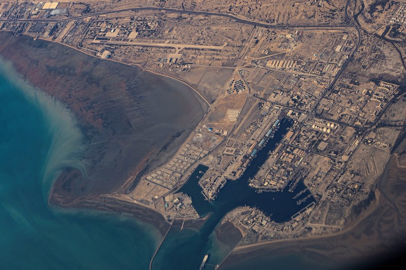 IRAN-NUCLEAR/HORMUZ-STRAIT FOTO FILE: Pemandangan udara pantai Iran dan pulau Qeshm di selat Hormuz, 10 Desember 2023. REUTERS/Stringer/Foto File