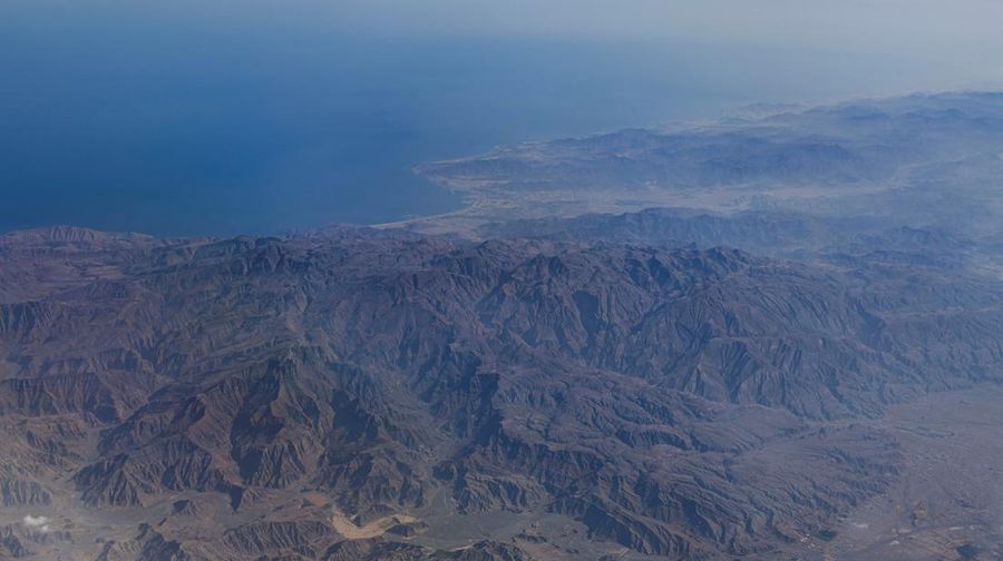 FOTO FILE: Pemandangan udara pantai Iran dan pulau Qeshm di selat Hormuz, 10 Desember 2023. REUTERS/Stringer/Foto File