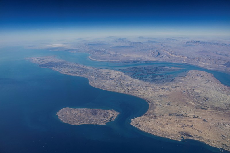 IRAN-NUCLEAR/HORMUZ-STRAIT FOTO FILE: Pemandangan udara pantai Iran dan pulau Qeshm di selat Hormuz, 10 Desember 2023. REUTERS/Stringer/Foto File